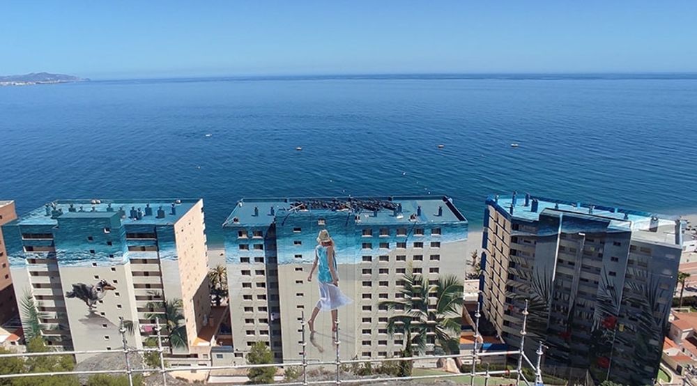 Den imponerande muralm&aring;lningen Les Rivages de Almu&ntilde;&eacute;car t&auml;cker tre tolvv&aring;ningshus och &auml;r nu Europas st&ouml;rsta vertikala mural, utf&ouml;rd av konstn&auml;ren Jos&eacute; R&iacute;os. Foto: Les Rivages