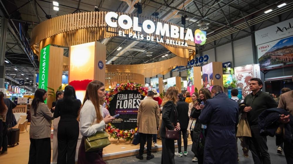 Spanien v&auml;ntar ett nytt rekord&aring;r inom turistbranschen men festst&auml;mningen &auml;r som bortbl&aring;st i &aring;rets Fitur i Madrid. Foto: @PROCOLOMBIACO/X