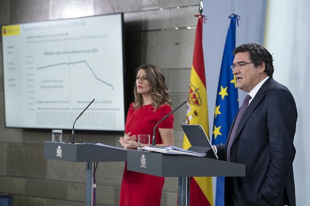 Fyra ministerier ska utforma den planerade medborgarl&ouml;nen i Spanien och tv&aring; av ministrarna som leder projektet &auml;r Yolanda D&iacute;az och Jos&eacute; Lu&iacute;s Escriv&aacute;.