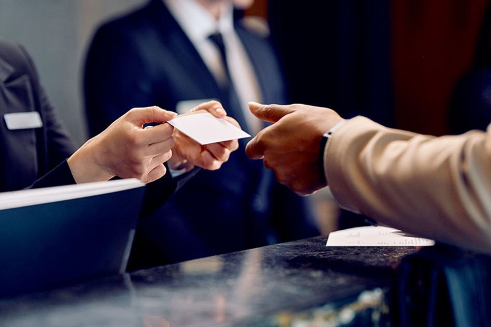 De nya kraven medf&ouml;r att incheckningen p&aring; ett hotell nu kan ta upp till 15 minuter. De f&ouml;rsta erfarenheterna &auml;r enligt hotellsektorn negativa. F&ouml;rutom att incheckningen tar avsev&auml;rt l&auml;ngre tid &auml;r m&aring;nga g&auml;ster ovilliga att l&auml;mna ut uppgifter som kreditkortsnummer eller g&auml;llande sina minder&aring;riga barn.