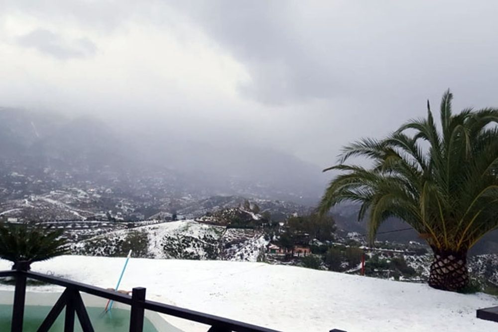 Stora delar av v&auml;stra Costa del Sol vaknade upp 25 januari under ett vitt hagelt&auml;cke. Foto: Bomberos de Mijas