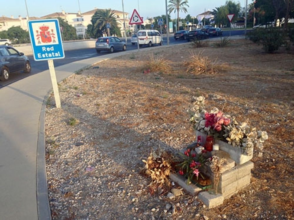 Biljakten upph&ouml;rde n&auml;r flyktbilen slog emot lyktstolpen i bilden, n&auml;ra k&ouml;pcentret Las Petunias i San Pedro Alc&aacute;ntara.