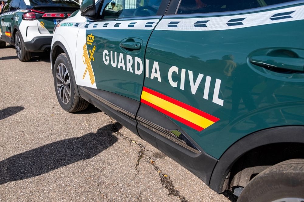 Guardia Civil utreder omst&auml;ndigheterna kring mordet i Campillos d&auml;r en 25-&aring;rig kvinna hittades d&ouml;d i sitt hem efter mannens erk&auml;nnande.