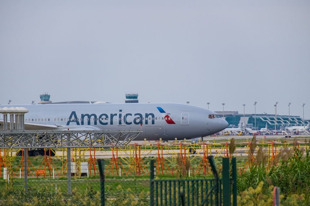 American Airlines d&ouml;ms till skadest&aring;nd f&ouml;r att ha l&auml;mnat tv&aring; passagerare p&aring; marken i Barcelona.