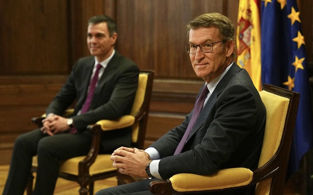 Efter att oppositionsledaren Alberto N&uacute;&ntilde;ez Feij&oacute;o (till h&ouml;ger) v&auml;grat bes&ouml;ka presidentpalatset La Moncloa fick m&ouml;tet den 22 december med regeringschefen Pedro S&aacute;nchez h&aring;llas i en samlingssal i parlamentet. Foto: PP