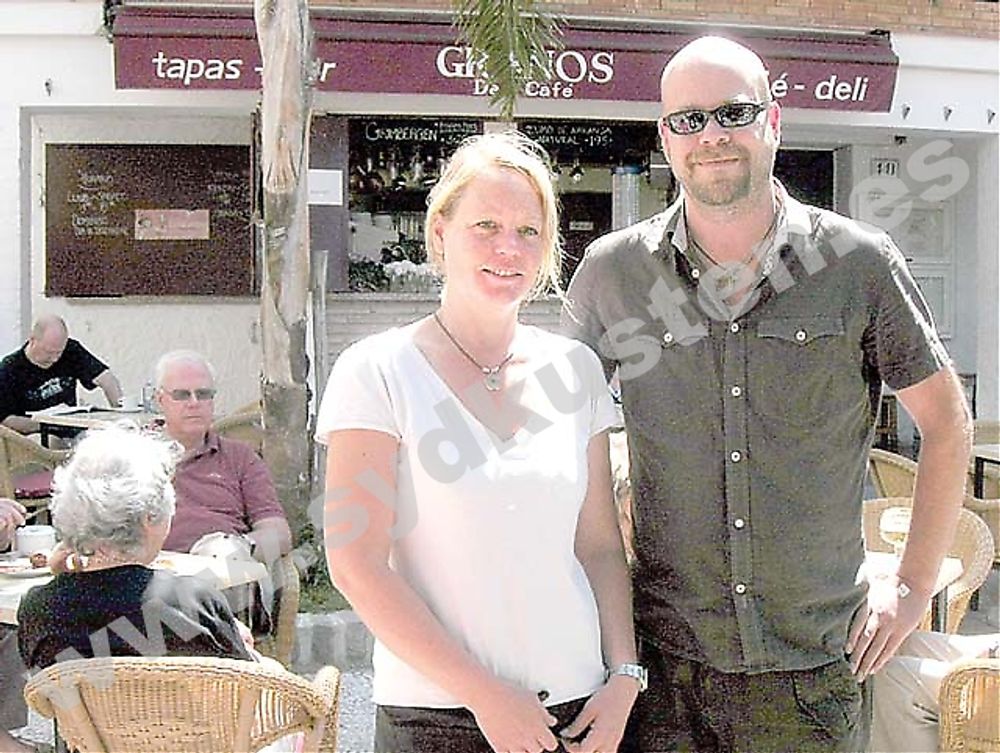 J&ouml;rgen och Sandra driver baren Granos de Caf&eacute; i Almu&ntilde;ecar. P&aring; Sveriges nationaldag 6 juni st&auml;ller de till med fest och det blir bland annat gubbr&ouml;ra och helstekt lax p&aring; menyn.
