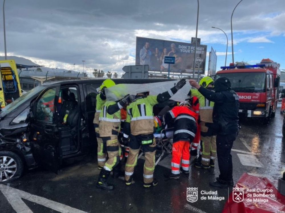 R&auml;ddningsinsatsen p&aring; avenyn Comandante Garc&iacute;a Morato f&ouml;rsv&aring;rades av ett pl&ouml;tsligt hagelov&auml;der under arbetet med de skadade. Foto: seguridad_mlg/X