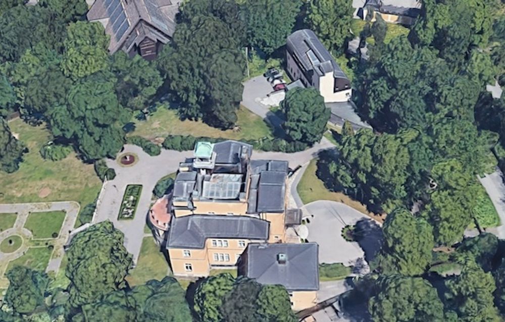 De strandade ungdomsspelarna fick b&aring;de hj&auml;lp med tillf&auml;lliga pass och blev bjudna p&aring; middag av Spaniens ambassad i Stockholm. Foto: Google Maps