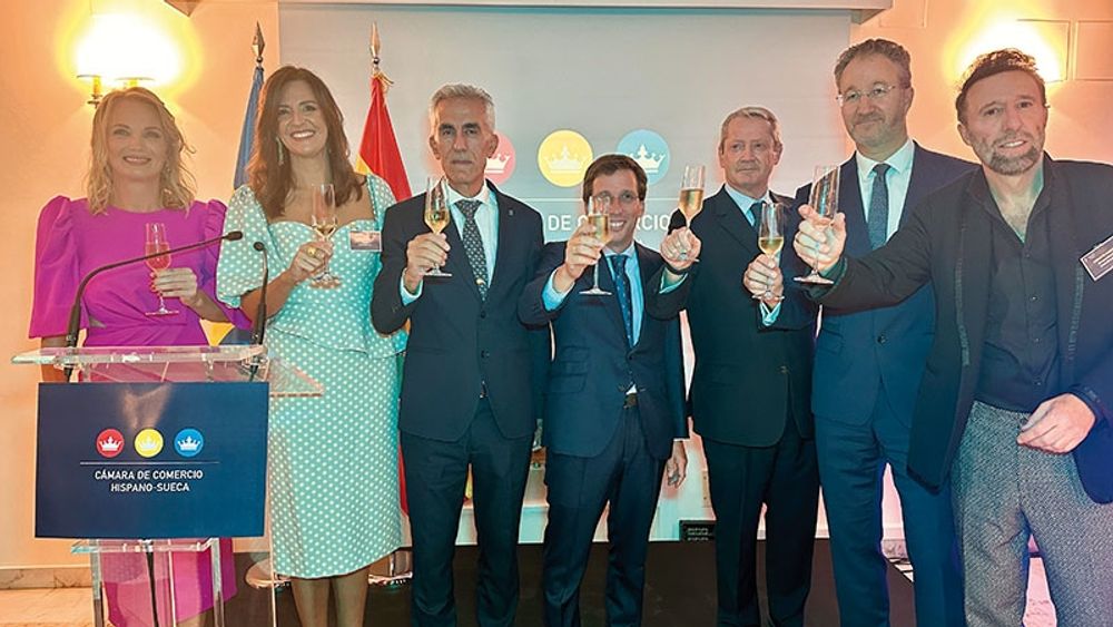 En sk&aring;l i cava f&ouml;r Svensk-Spanska Handelskammaren, som firar 75 &aring;r. Fr&aring;n v&auml;nster kammarens VD Anna Fransson, styrelsemedlemmen &Aacute;frica Calleja, G&ouml;teborgs borgm&auml;stare Aslan Akbas, Madrids borgm&auml;stare Jos&eacute; Luis Mart&iacute;nez-Almeida, Kammarens odf&ouml;rande Jos&eacute; Mar&iacute;a Galofr&eacute;, Sveriges ambassad&ouml;r Per-Arne Hjelmborn och kammarens vice ordf&ouml;rande Roberto Garc&iacute;a.
