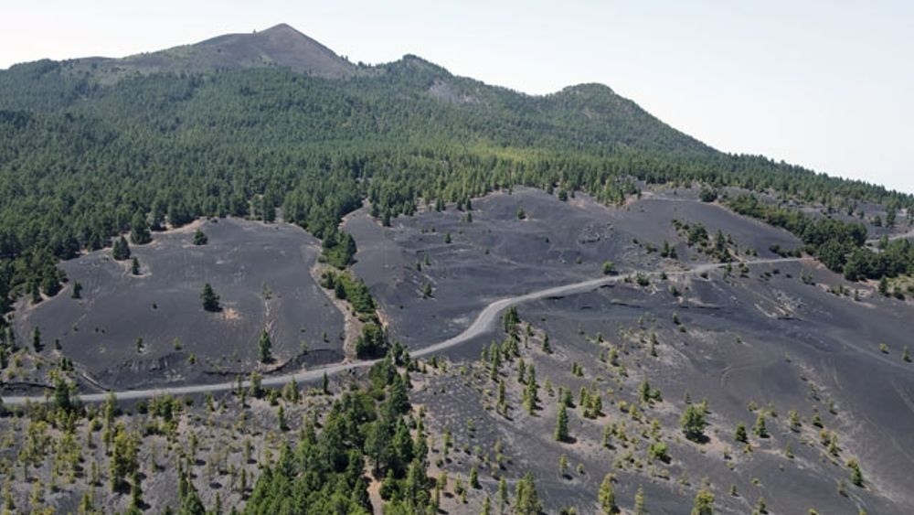 Enorma m&auml;ngder aska t&auml;cker landskapet p&aring; La Palma, d&auml;r vulkanutbrottet har p&aring;g&aring;tt i snart tv&aring; m&aring;nader.