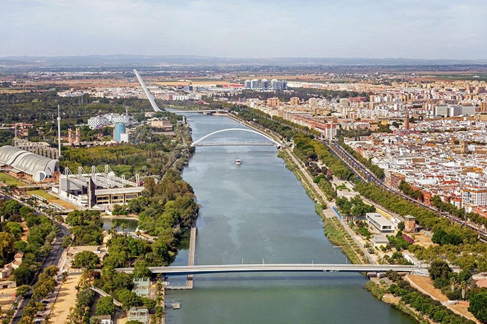 Guadalquivirfloden som rinner genom Sevilla &auml;r den st&ouml;rsta i Andalusien och det finns omr&aring;den med risk f&ouml;r stora &ouml;versv&auml;mningar.