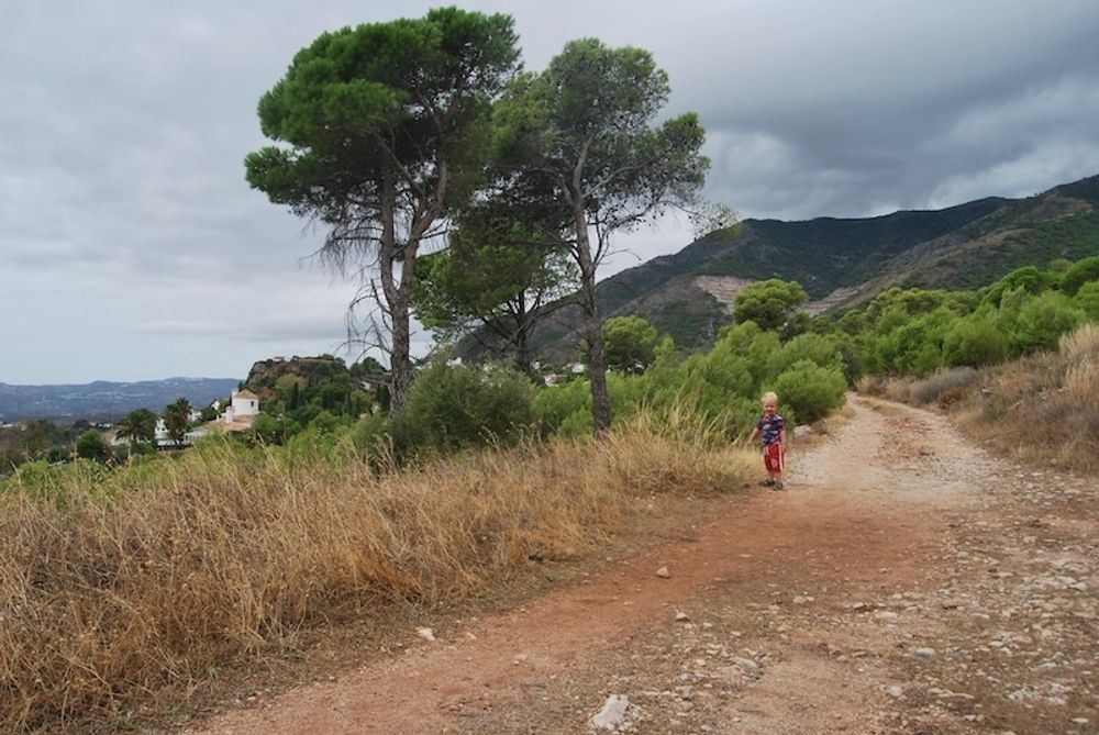P&aring; promenad i Mijasbergen med en liten Iv&aacute;n som d&aring; bara var tv&aring; &aring;r gammal.