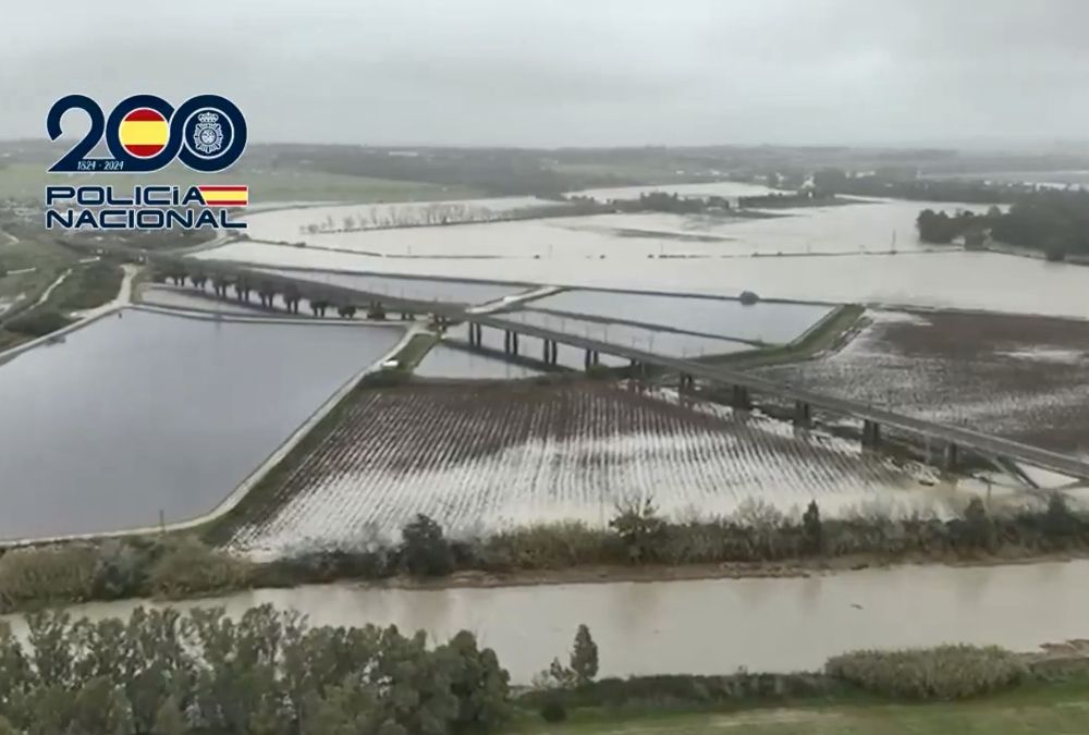&Ouml;versv&auml;mmade f&auml;lt intill floden Guadalete i C&aacute;diz-provinsen visar omfattningen av naturkatastrofen. Foto: Polic&iacute;a Nacional