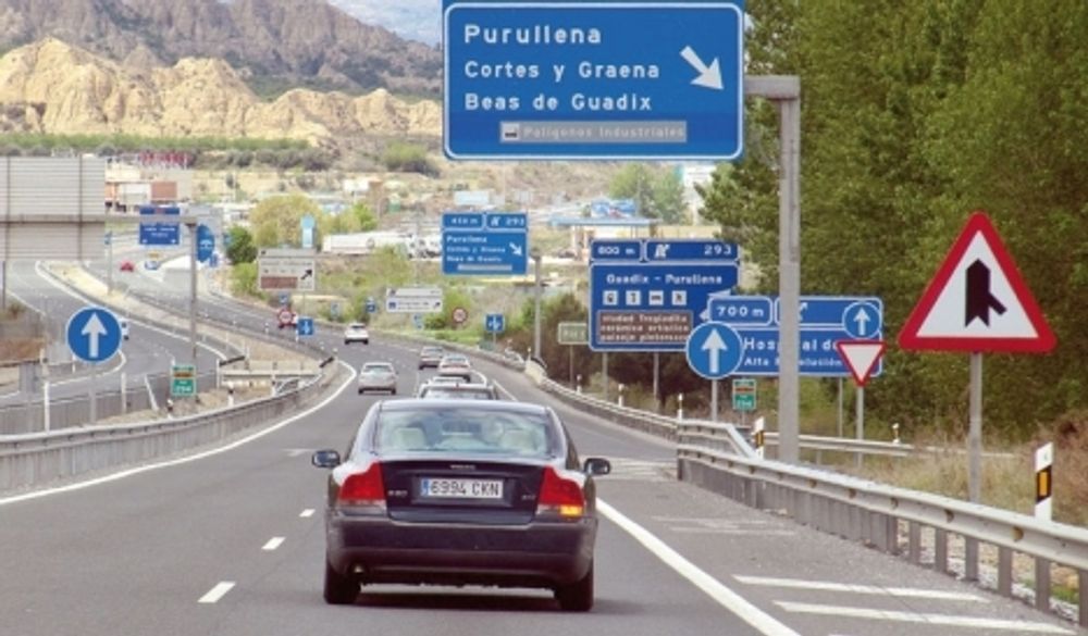 N&auml;ringsministern Jos&eacute; Lu&iacute;s &Aacute;balos flaggar f&ouml;r avgifter p&aring; samtliga motorv&auml;gar i Spanien.