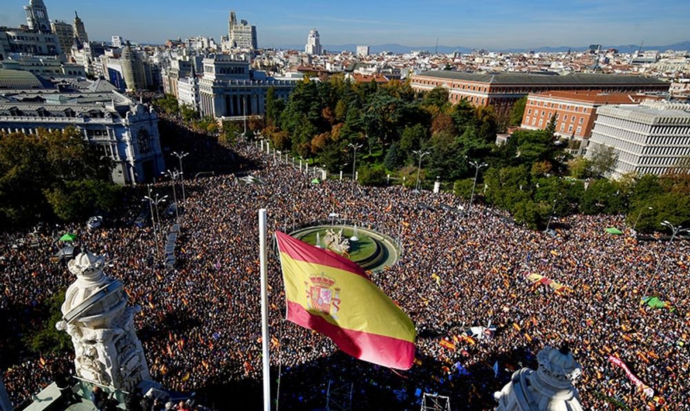 Det fanns demonstranter s&aring; l&aring;ngt &ouml;gat kunde n&aring; den 18 november vid Cibeles-torget i Madrid, i ett nytt styrkeprov av den missn&ouml;jda h&ouml;gern. Foto: PP