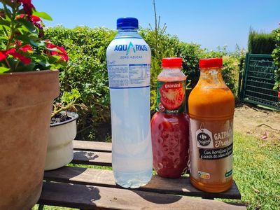 Aquarius, tomatjuice och gazpacho rekommenderas under heta dagar f&ouml;r att f&aring; b&aring;de v&auml;tske- och saltniv&aring;erna i kroppen i balans igen.