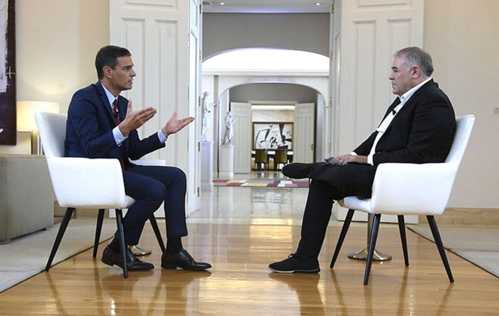S&aacute;nchez f&auml;lls f&ouml;r att han l&aring;tit sig intervjuas av La Sexta i presidentpalatset, under p&aring;g&aring;ende valkampanj.