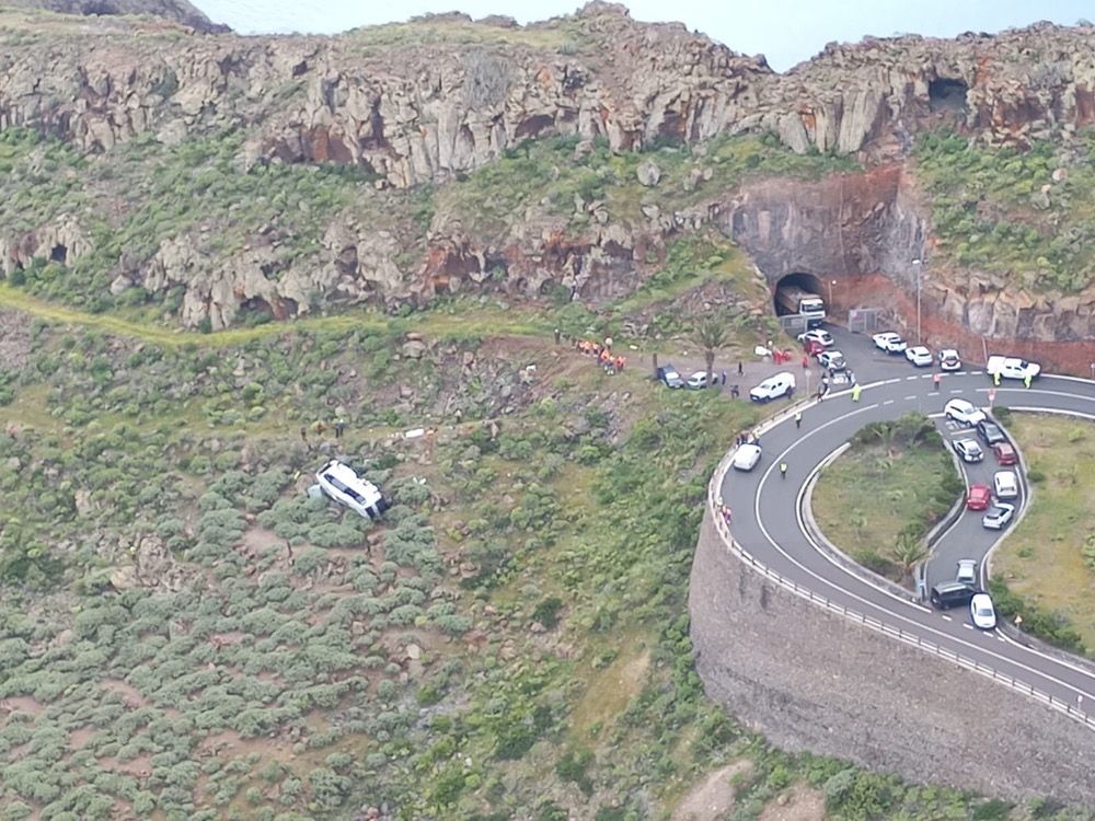 Den kuperade naturen p&aring; &ouml;n bidrar till riskfyllda v&auml;gf&ouml;rh&aring;llanden och komplicerade r&auml;ddningsinsatser vid allvarliga olyckor. Foto: 112 Canarias