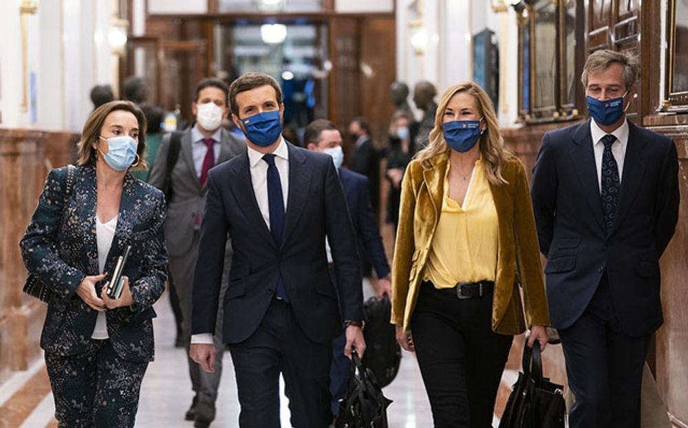 PP-ledaren Pablo Casado har tvingats &auml;ndra sin negativa h&aring;llning till n&ouml;dl&auml;get, pressad av ett flertal egna regionalpresidenter. Foto: PP
