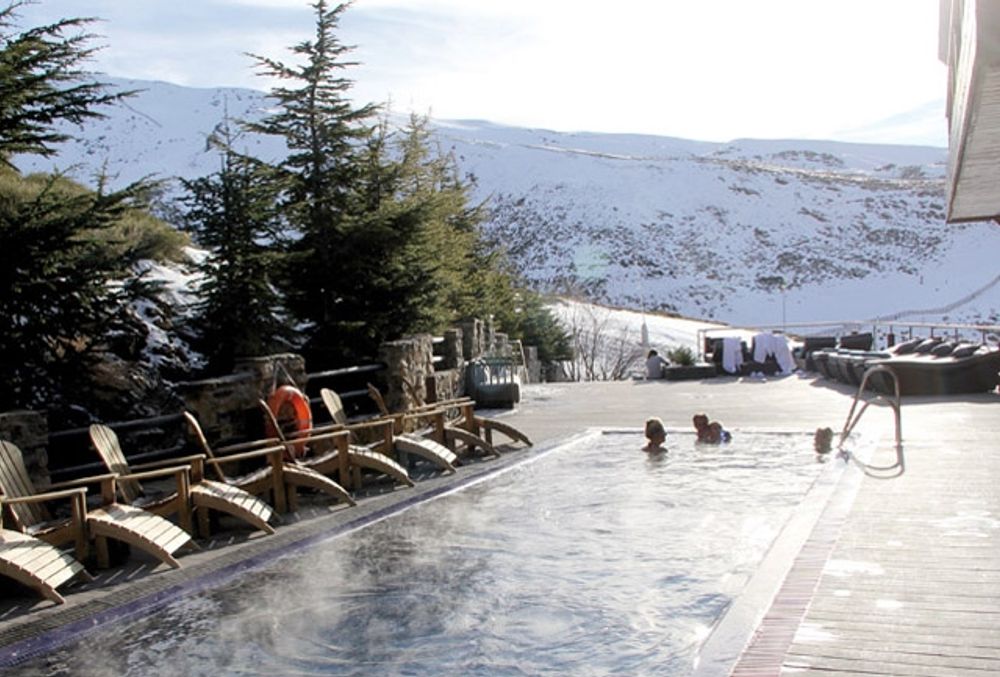 El Lodge &auml;r det enda hotellet i Sierra Nevada d&auml;r man kan bada utomhus i 35-gradigt vatten.