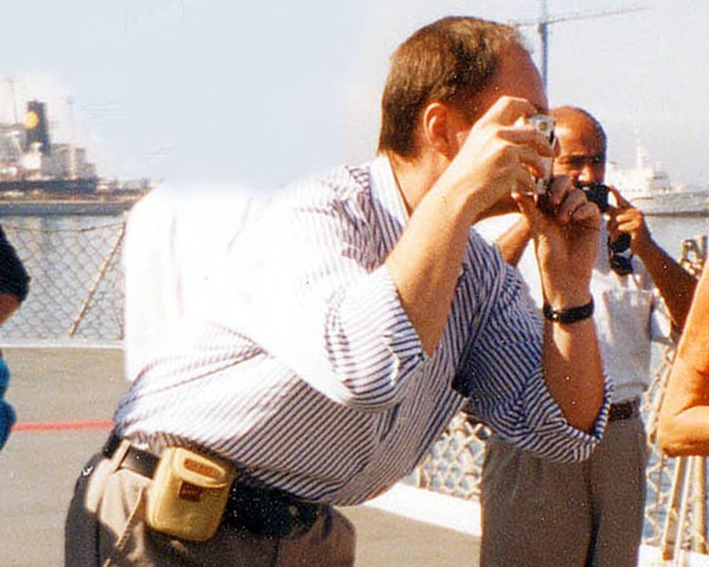 Sydkustens chefredakt&ouml;r fotograferar med den f&ouml;rsta f&ouml;rsta digitala kameran, ombord p&aring; HMS Carlskrona 2001.