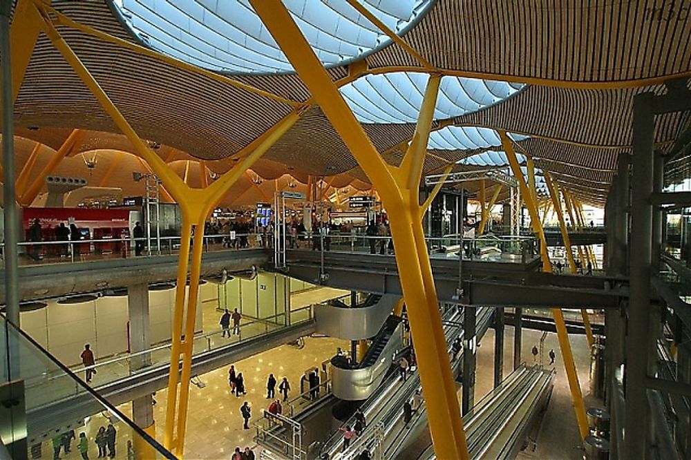 F&ouml;rs&auml;ljningen av de tv&aring; ledande flygplatserna Barajas och El Prat fick i h&ouml;stas st&auml;llas in, n&auml;r anbuden inte motsvarade den f&ouml;rra regeringens f&ouml;rv&auml;ntningar.