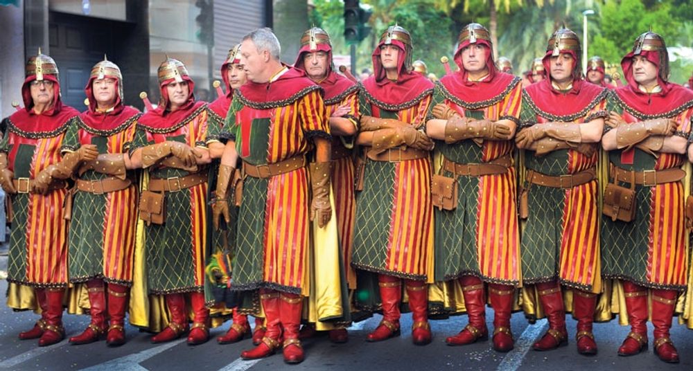 Omkring 300 samh&auml;llen i fr&auml;mst syd&ouml;stra Spanien firar varje &aring;r de kristnas &aring;tertagande av deras respektive ort fr&aring;n morerna, under La Reconquista. Festligheterna p&aring;g&aring;r i flera dagar och iscens&auml;tts av hundratals deltagare i tidsenliga dr&auml;kter. Foto: opencomunicacion.com