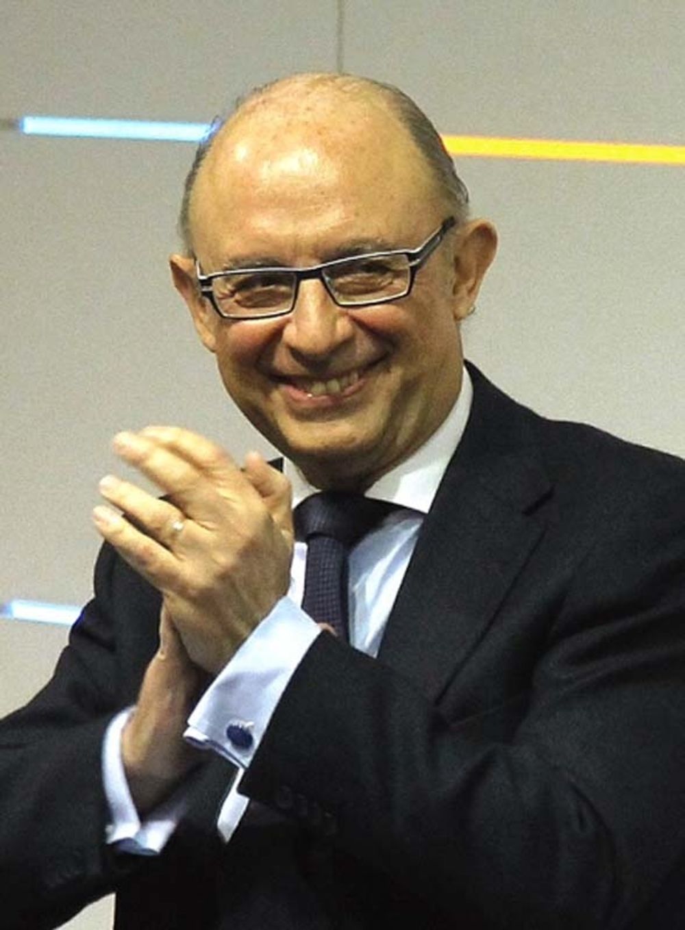 Skatteministern Crist&oacute;bal Montoro gnuggar sina h&auml;nder.