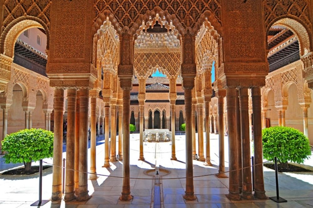 Palacios Nazar&iacute;es &auml;r huvudattraktionen i palatset Alhambra och inrymmer bland annat den k&auml;nda Lejong&aring;rden.