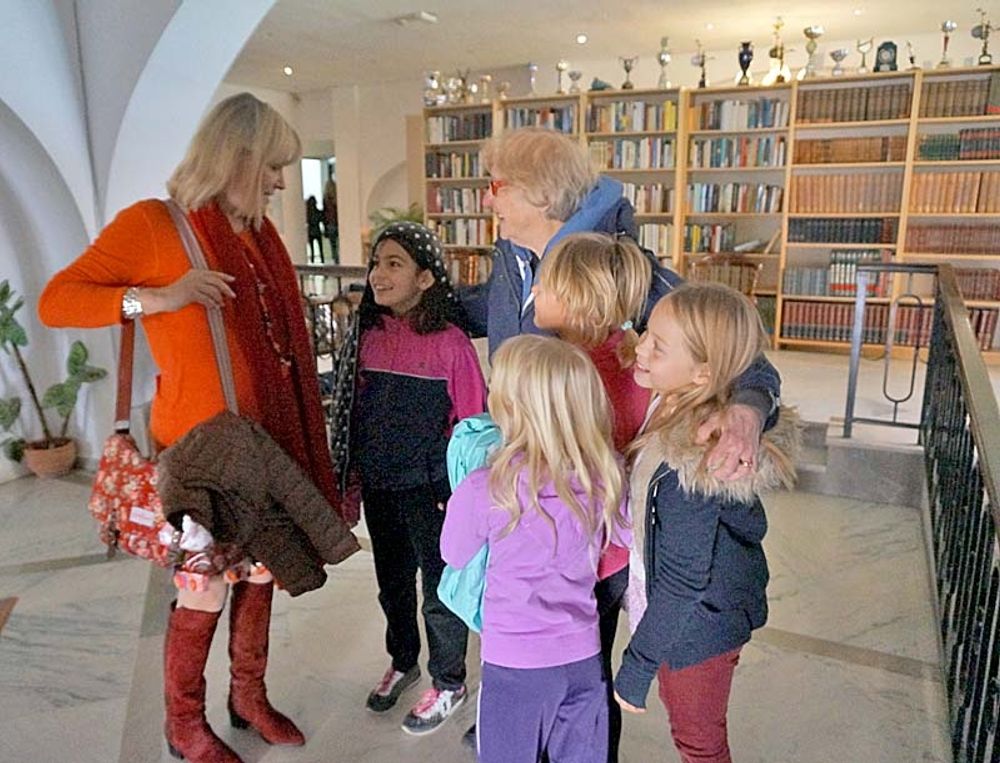 Ambassad&ouml;r Cecilia Julin bes&ouml;kte Svenska skolan i Fuengirola, d&auml;r hon bland annat &aring;t lunch med l&auml;rare och elever. Foto: Skolan