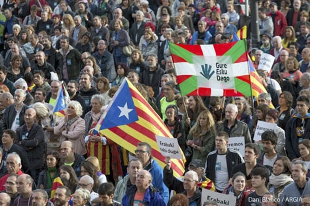 Baskiska och katalanska separatister demonstrerar gemensamt. Bilden &auml;r fr&aring;n en tidigare manifestation 2017. Foto: Dani Blanco, Argia/Wikimedia Commons