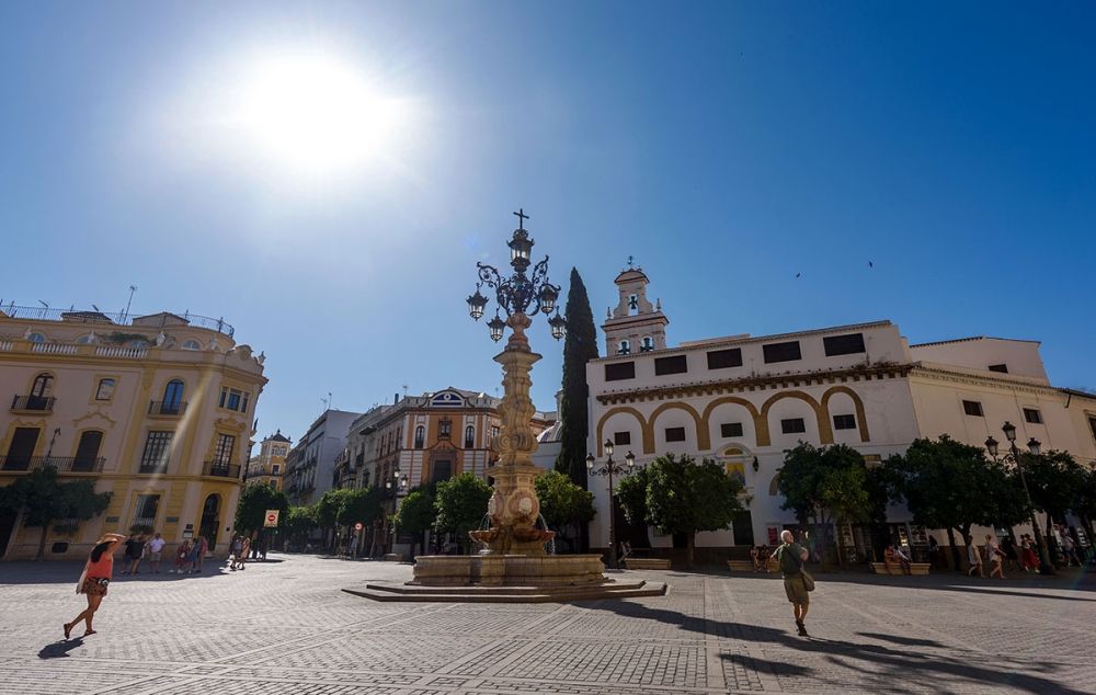Spanien g&aring;r mot &auml;nnu en v&auml;rmev&aring;g, med ovanligt h&ouml;ga temperaturer i st&auml;der som Sevilla under &aring;rets sista oktobervecka.