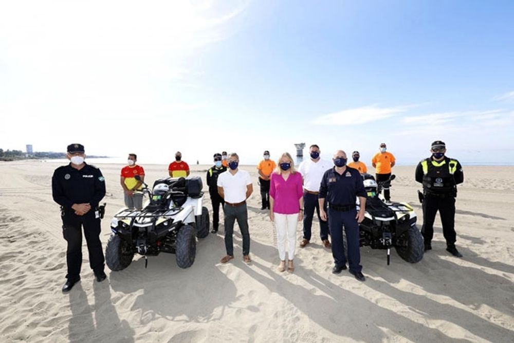 Borgm&auml;staren &Aacute;ngeles Mu&ntilde;oz med den enhet av lokalpolisen som har till uppgift att bevaka str&auml;nderna. Foto: Ayto de Marbella