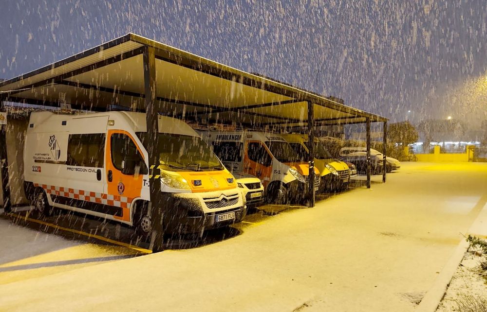 Kraftiga sn&ouml;fall och h&aring;rda vindar har skapat stora problem f&ouml;r trafiken och lett till att m&aring;nga skolor valt att h&aring;lla st&auml;ngt. Foto: @protecvillalba/X