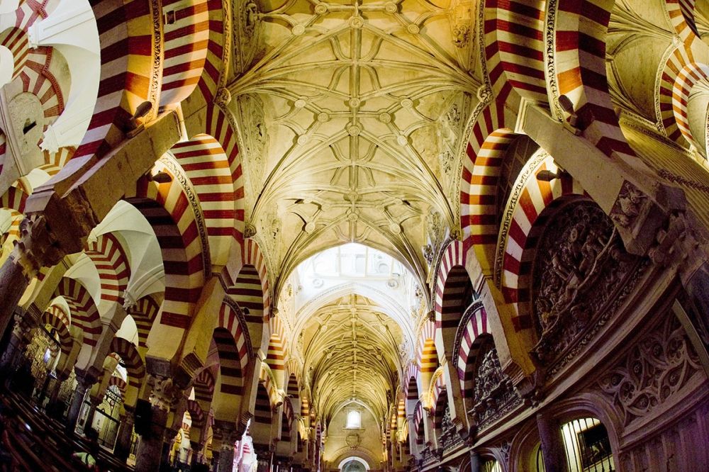 Efter en fr&aring;ga i parlamentet bekr&auml;ftar regeringen att den inte ifr&aring;gas&auml;ter den katolska kyrkans &auml;garskap av katedralmosk&eacute;n i C&oacute;rdoba.