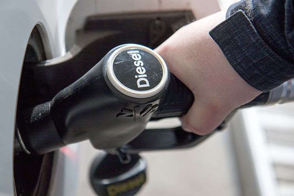 Diesel har traditionellt varit betydligt billigare &auml;n bensin, men kostar i dagsl&auml;get omkring 20 cent mer per liter.