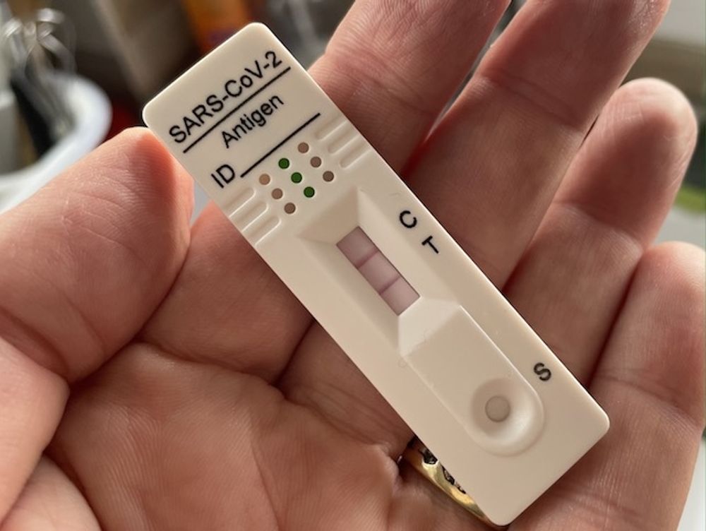 Trots vaccinering och stor varsamhet under hela pandemin styrkte dessa tv&aring; streck i veckan att coronaviruset lyckats ta sig in &auml;ven i mitt hem.