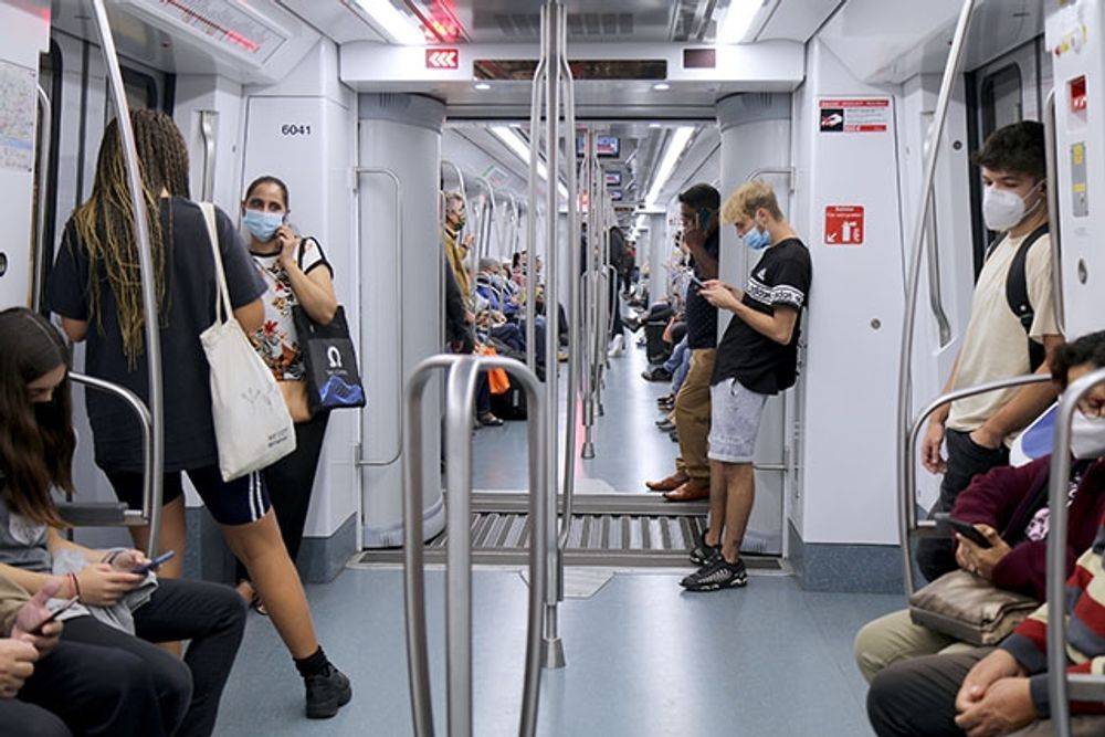 Bruket av munskydd i kollektivtrafiken &auml;r fortfarande obligatoriskt i Spanien, men &aring;tf&ouml;ljs inte l&auml;ngre i lika stor utstr&auml;ckning.