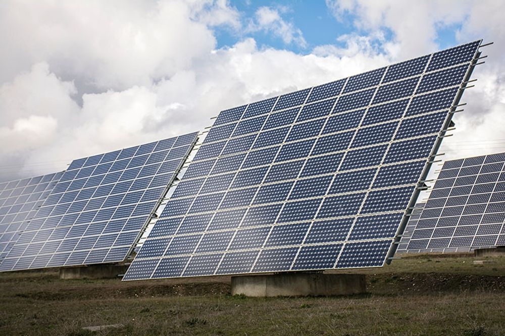 Solenergin kan n&auml;sta &aring;r g&aring; om k&auml;rnkraft och f&ouml;rvandlas till den n&auml;sta st&ouml;rsta energik&auml;llan i Spanien, efter vindkraft.