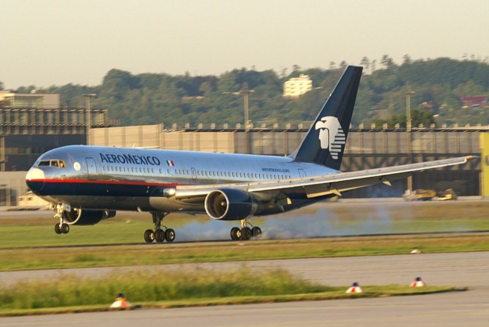 Ett flygplan fr&aring;n Aerom&eacute;xico slog upp st&auml;rtpartiet vid start fr&aring;n Barajas och orsakade en punktering p&aring; ett efterf&ouml;ljande flyg tillh&ouml;rande Air Europa.