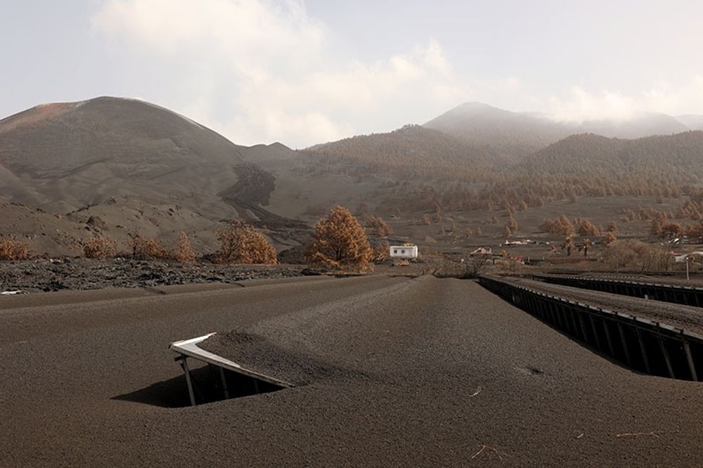 De f&ouml;rsta bygglicenserna f&ouml;r att &aring;terbygga bost&auml;der drabbade av vulkanutbrottet p&aring; La Palma har delats ut.