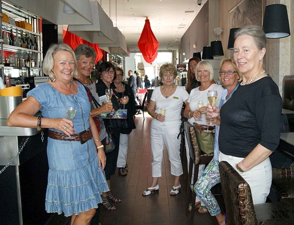 Entusiastiska Sweor sv&auml;ngde ihop sin egen middag 18 oktober p&aring; Restaurang Pravda i Puerto Ban&uacute;s. Foto: Birgitta Bergin