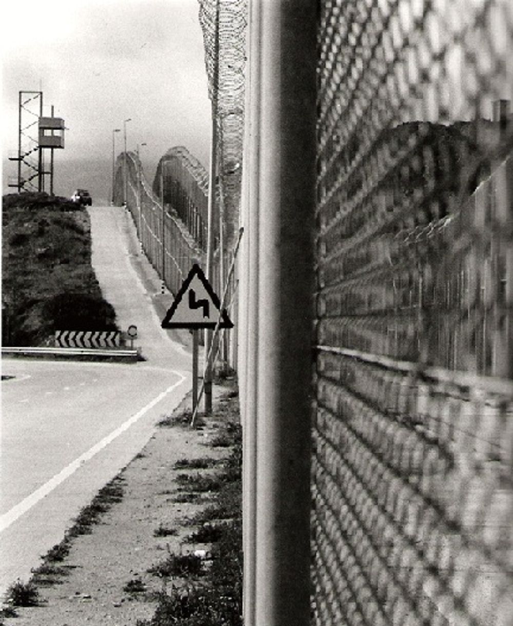 Det dubbla gr&auml;nsstaketet vid Melilla &auml;r sex meter h&ouml;gt. Foto: noborder network/flickr