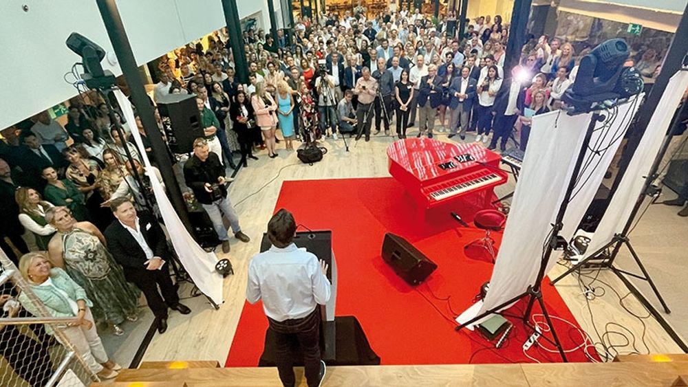 N&auml;ra 400 personer n&auml;rvarade vid den officiella invigningen av The Pool Marbella den 5 maj, &auml;ven om verksamheten drog ig&aring;ng i b&ouml;rjan av februari och alla fasta kontor redan &auml;r fullbokade.