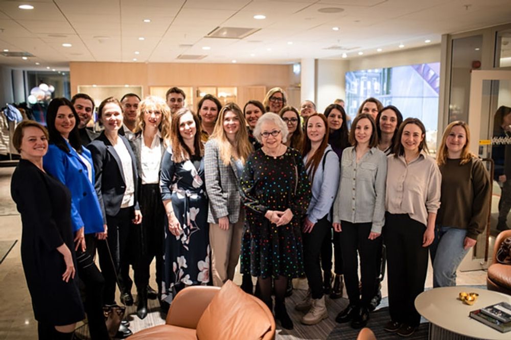 SWEA:s hedersordf&ouml;rande Prinsessan Christina fick &auml;ran att &ouml;verl&auml;mna den st&ouml;rsta donationschecken hittills fr&aring;n SWEA. Foto: SWEA