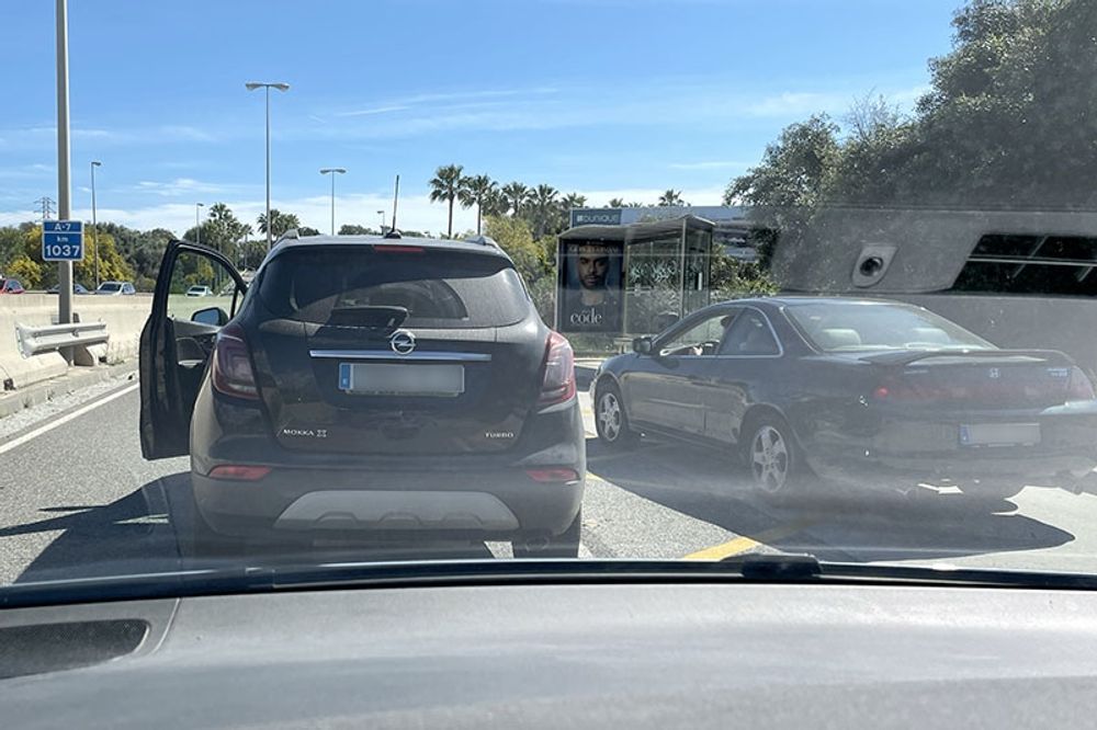 Bildbevis som slutligen inte brukades till en polisanm&auml;lan, trots att b&aring;de angriparens fordon och vittnen till h&auml;ndelsen, liksom tydlig platsangivelse, f&aring;ngades p&aring; fotot.