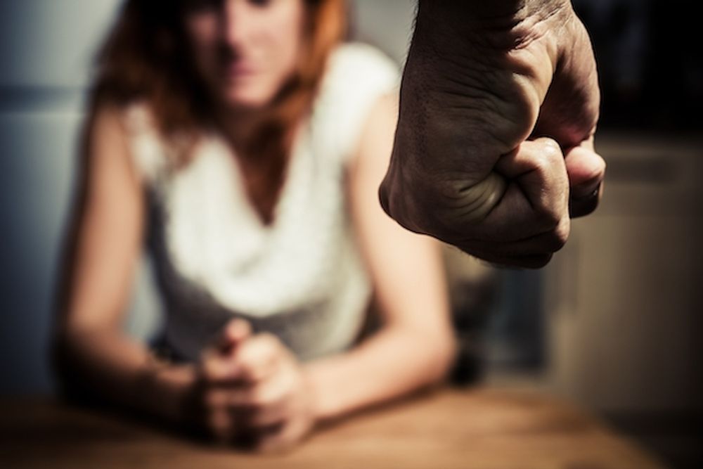 Hittills har misshandlade kvinnor tvingats till&aring;ta sina tidigare partners att f&aring; umg&aring;s med barnen.