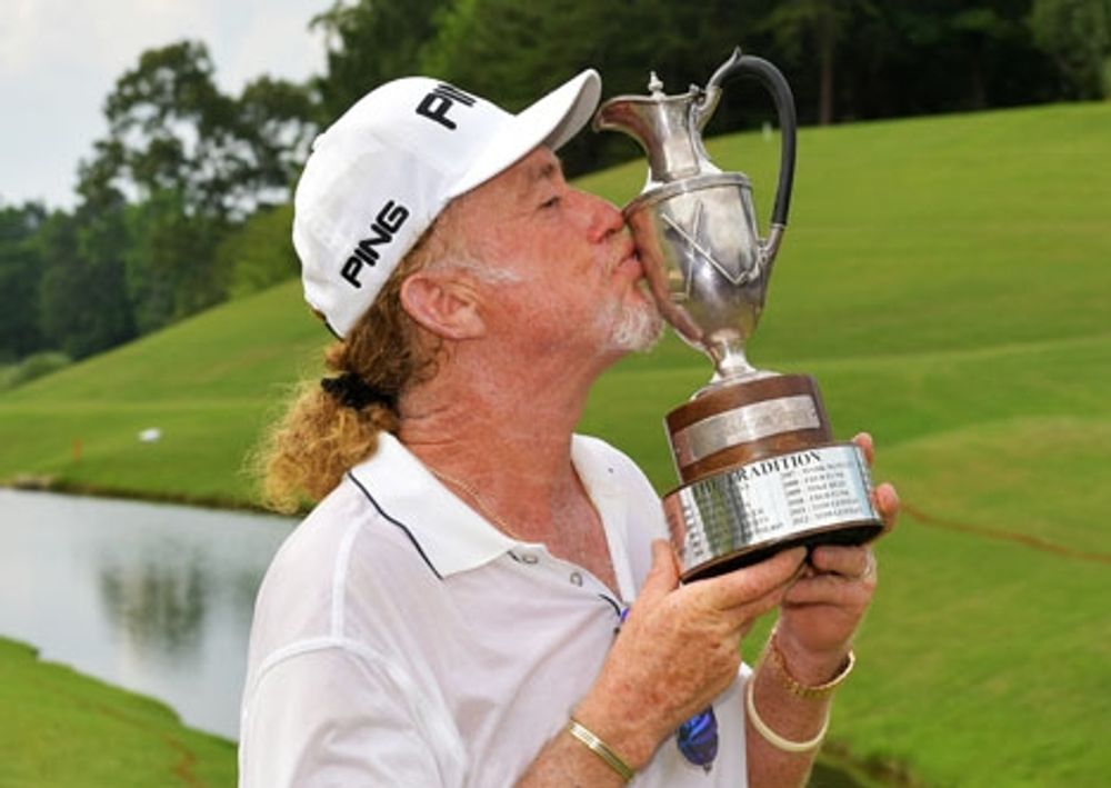 Miguel &Aacute;ngel Jim&eacute;nez med sin &aring;tr&aring;v&auml;rda trof&eacute;. Foto: Drew Hallowell/Getty Images