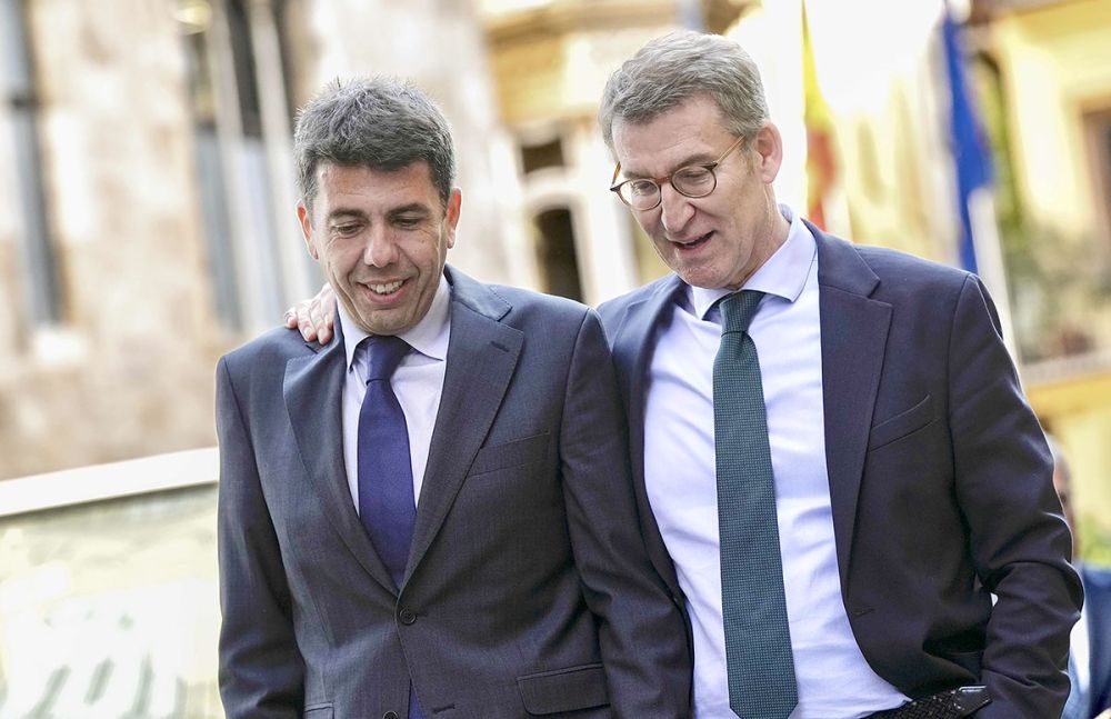 Carlos Maz&oacute;ns framtid h&auml;nger i luften, efter ett krism&ouml;te den 2 november och samtal med PP-ledaren Alberto N&uacute;&ntilde;ez Feij&oacute;o.