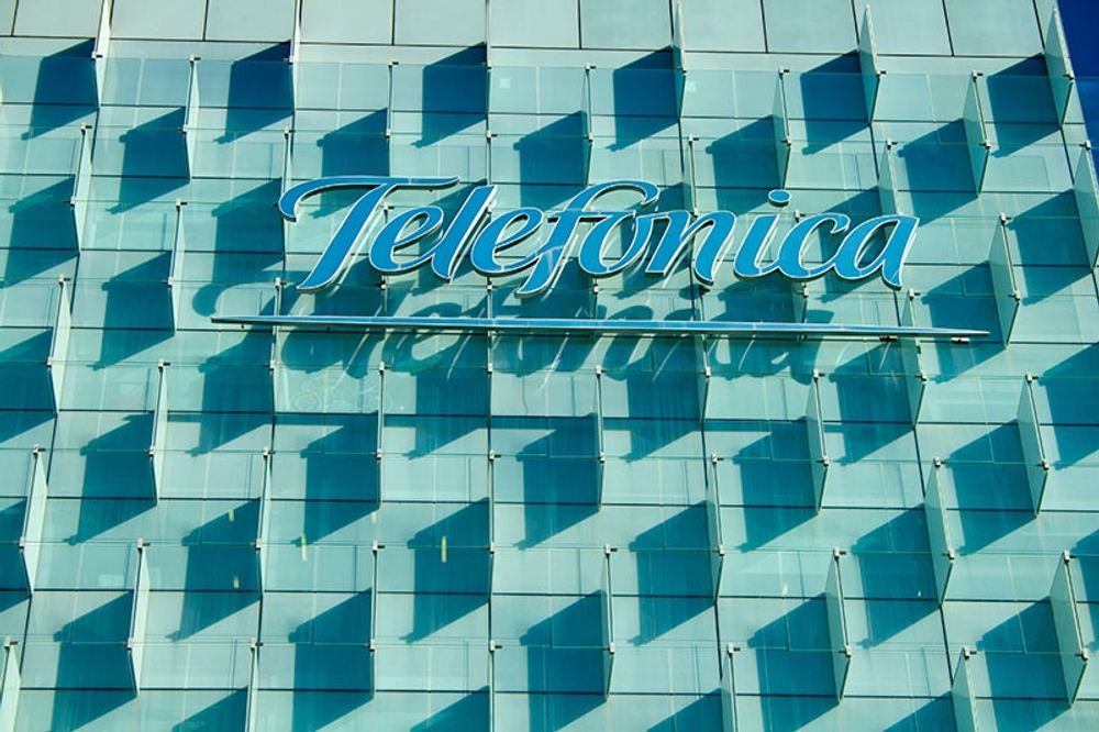 Den spanska regeringen var omedveten om k&ouml;pet av andelarna i Telef&oacute;nica och meddelar att aff&auml;ren ska granskas.